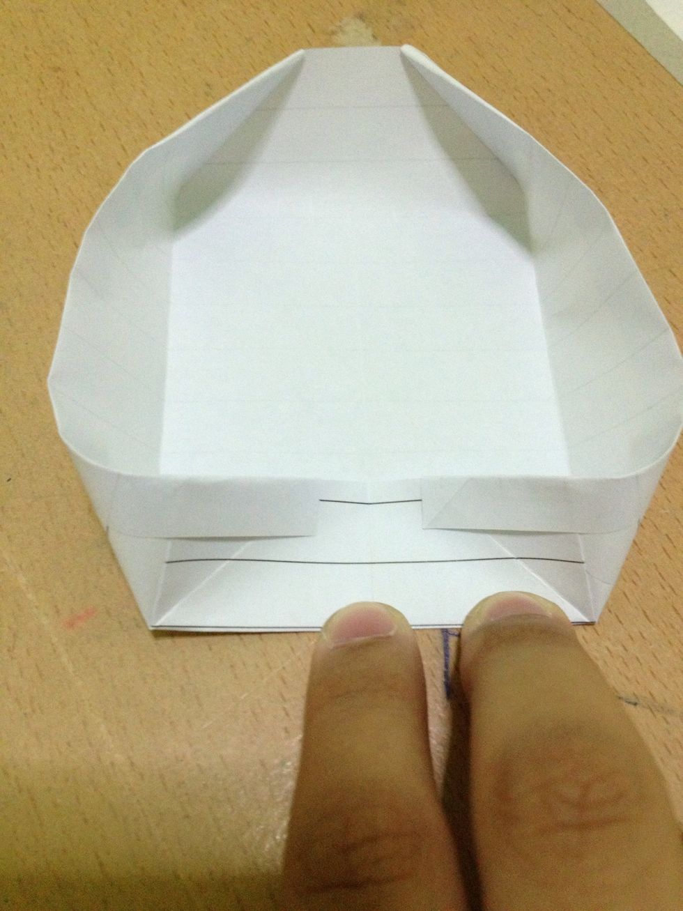 Crease this line (where my fingers are pointing). Do the same with the other side. Shape the box carefully.