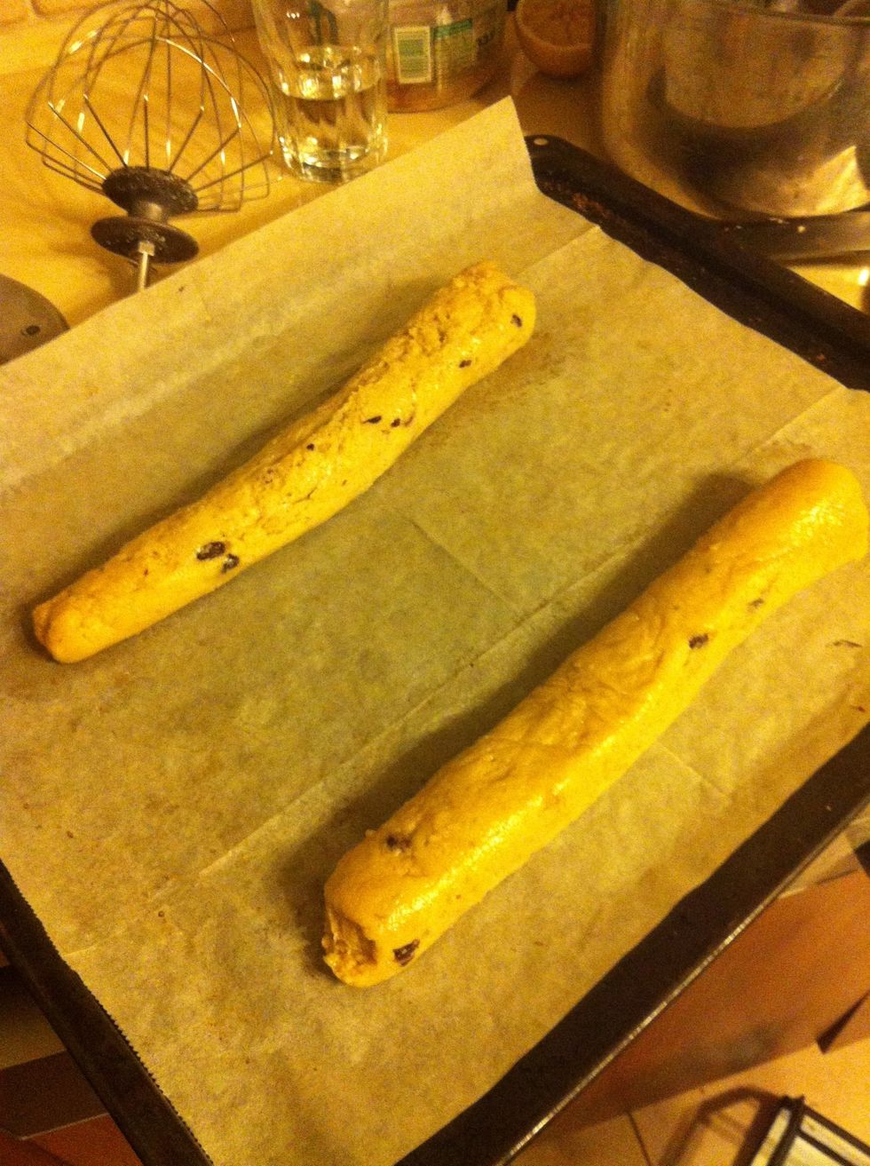 Create 2 rolls from the cold roll and put them on a baking paper 10cm apparat