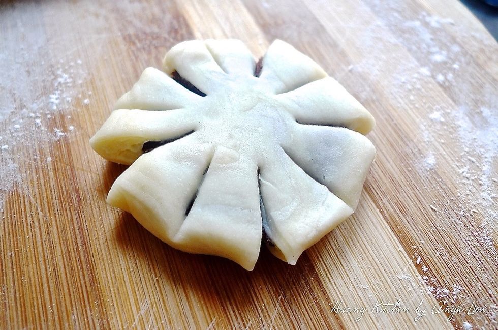 Create 5 lines in between the "petals".