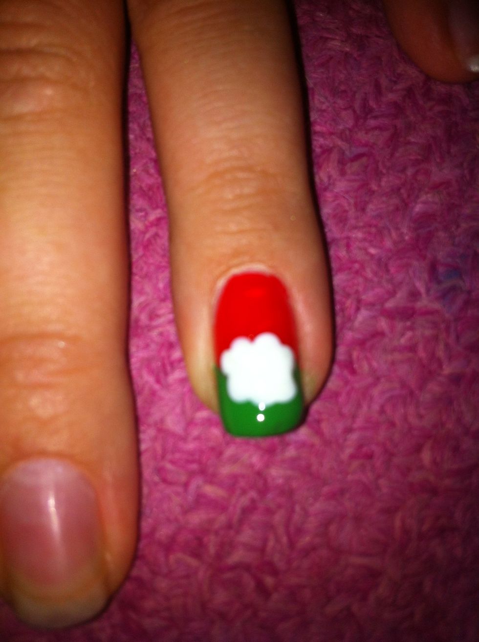 Create a cloud look in the middle of the nail.