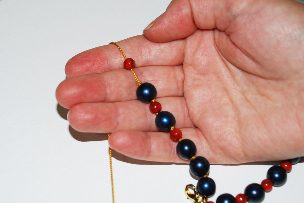 Create a knot after each stone by repeating steps 20-27 for each of your stones. Before knotting your last stone, please proceed to the next step.