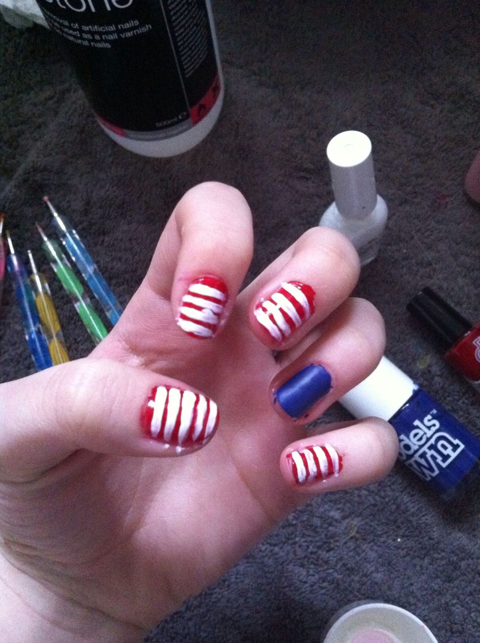 Create lines across the nails apart from the blue ring finger