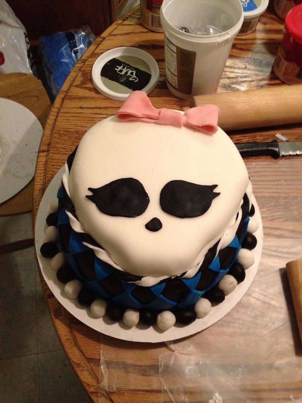 Create the bow with the fondant and put on the cake with a bit of frosting.