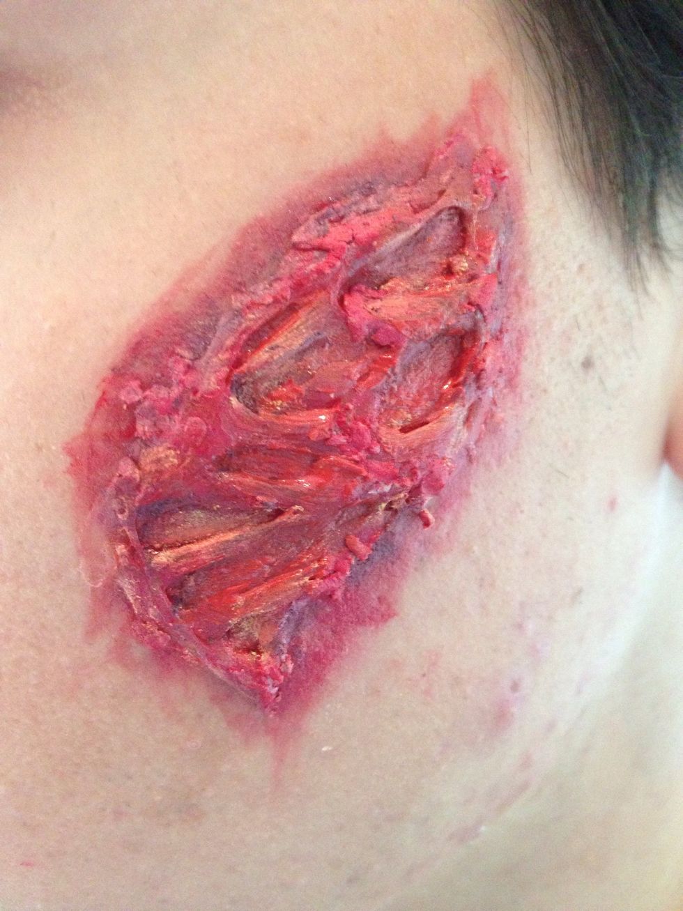 Create the illusion of crusts and bruises with the eyeshadows