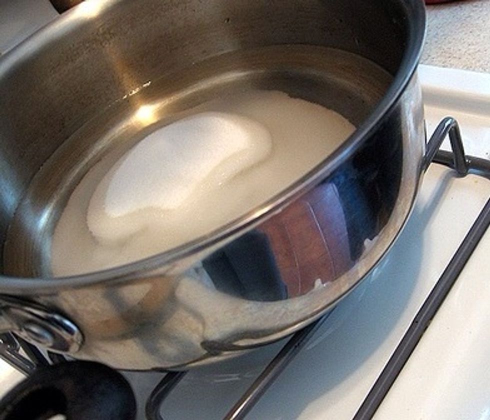 Create your simple syrup by completely dissolving the sugar in the water. Afterwards, add the vanilla and lemon juice and bring the mixture to a boil. Add in butter and turn off the heat. Keep warm.