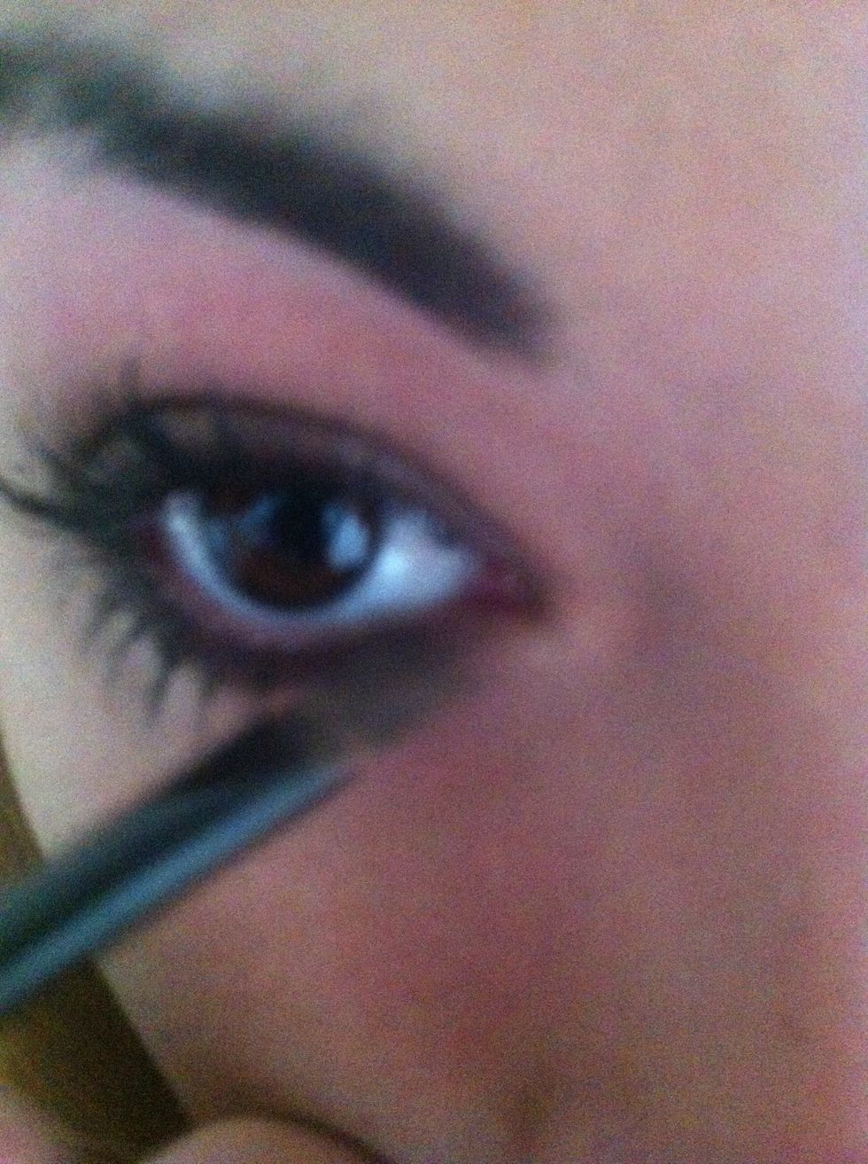 Creating a lighter brown towards the tear duct