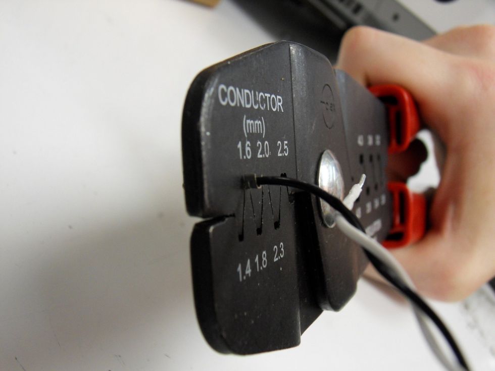 Crimp the inside set of tabs first using the 1.6 mm space.