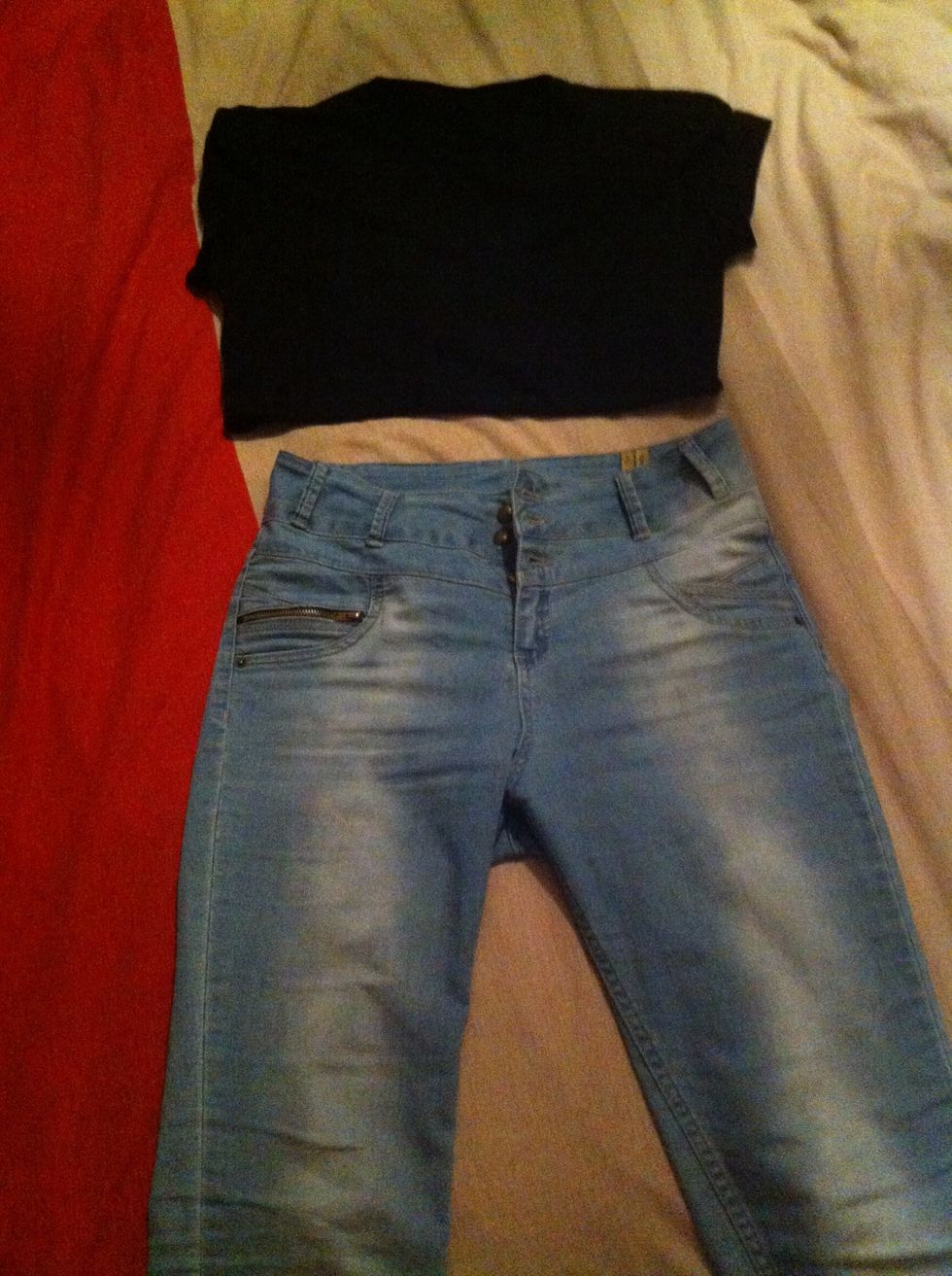 Crop top and high waisted jeans:)