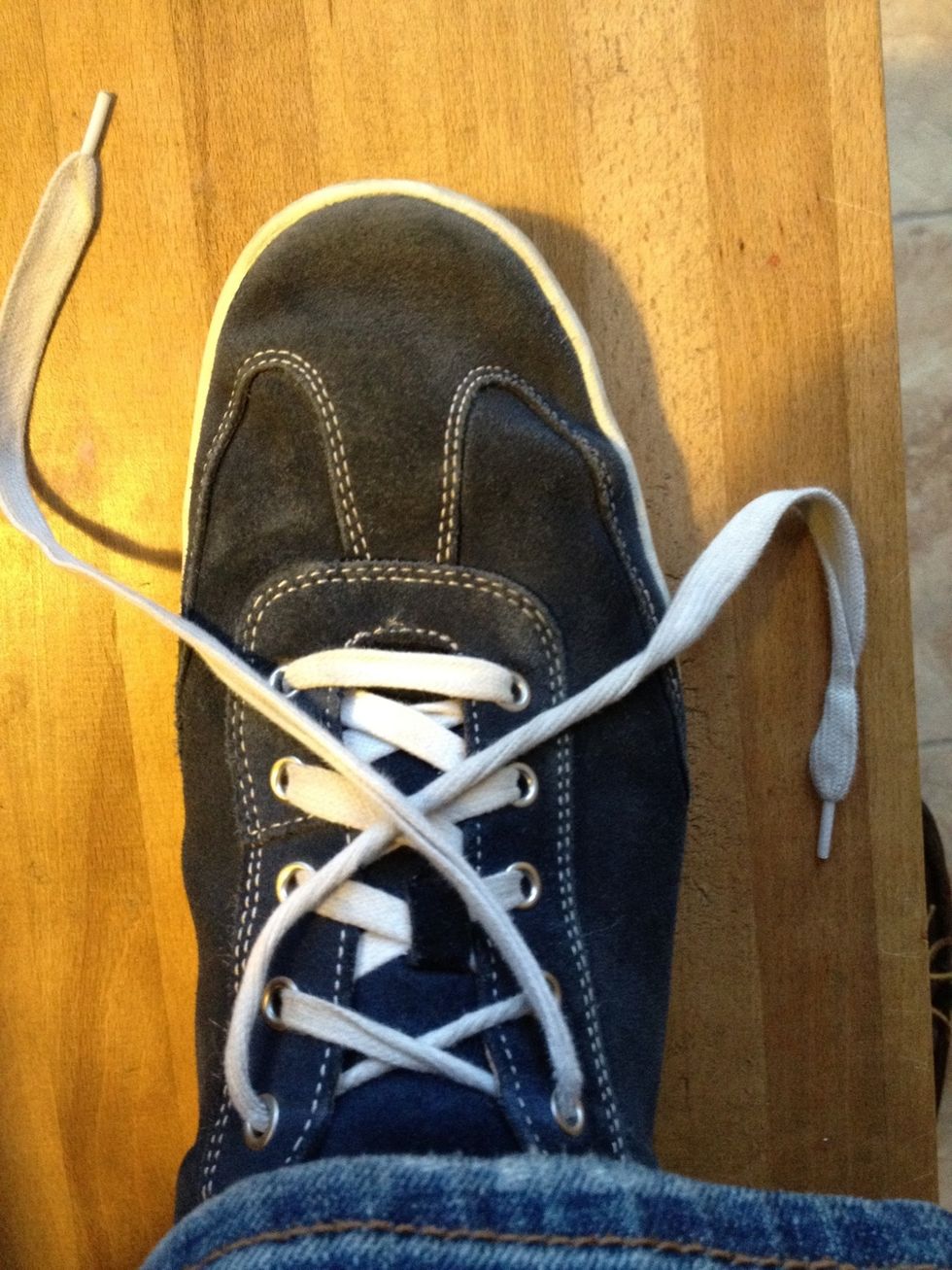 Cross the right lace over top.