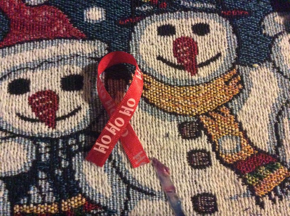 Cross the thread and hot glue the crossed part