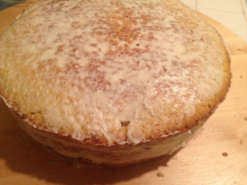 Crumble ice the cake -spread a very thin layer of the remaining cream cheese frosting - and put the cake in the freezer for 5 minutes