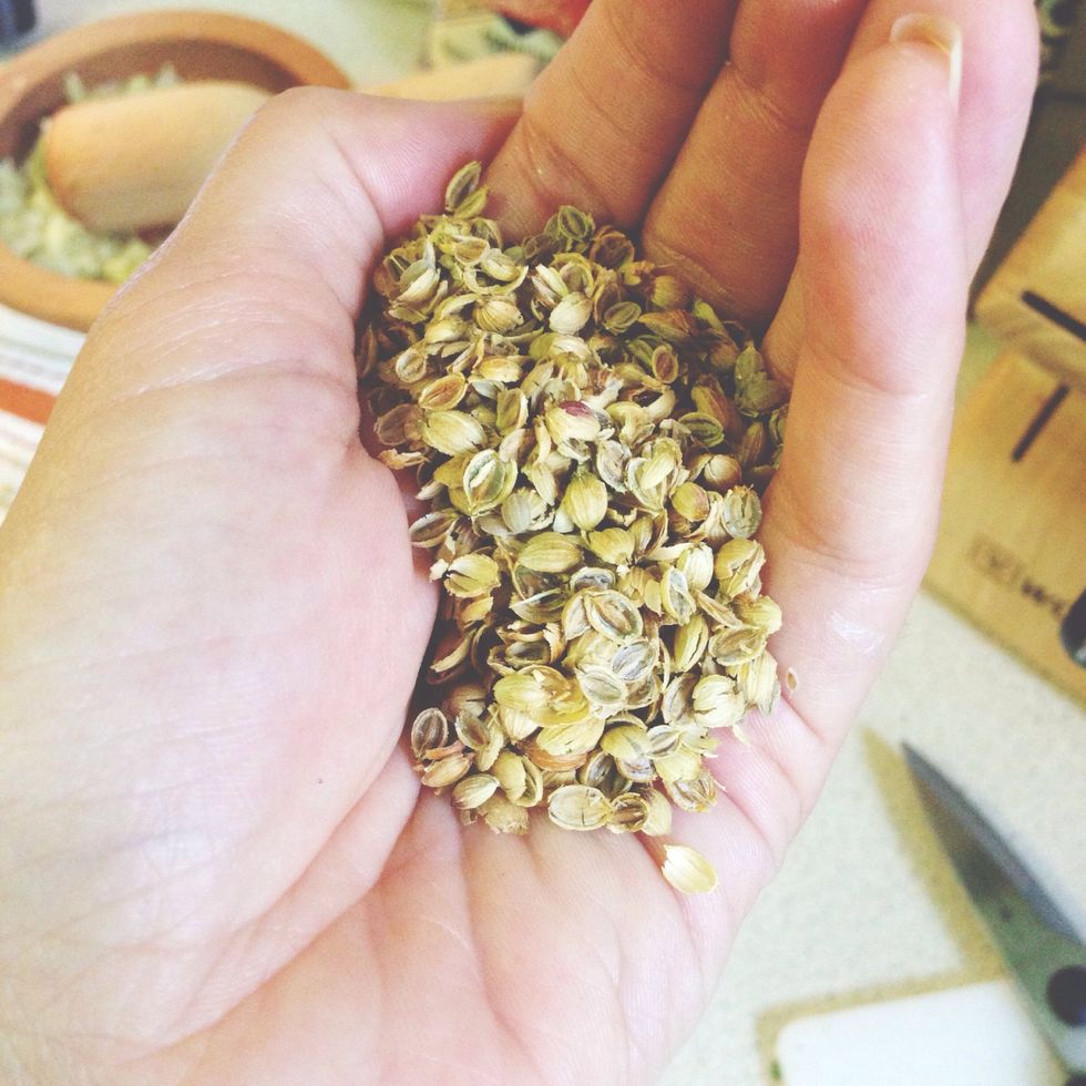 Crush 2 tbsp of coriander seeds.