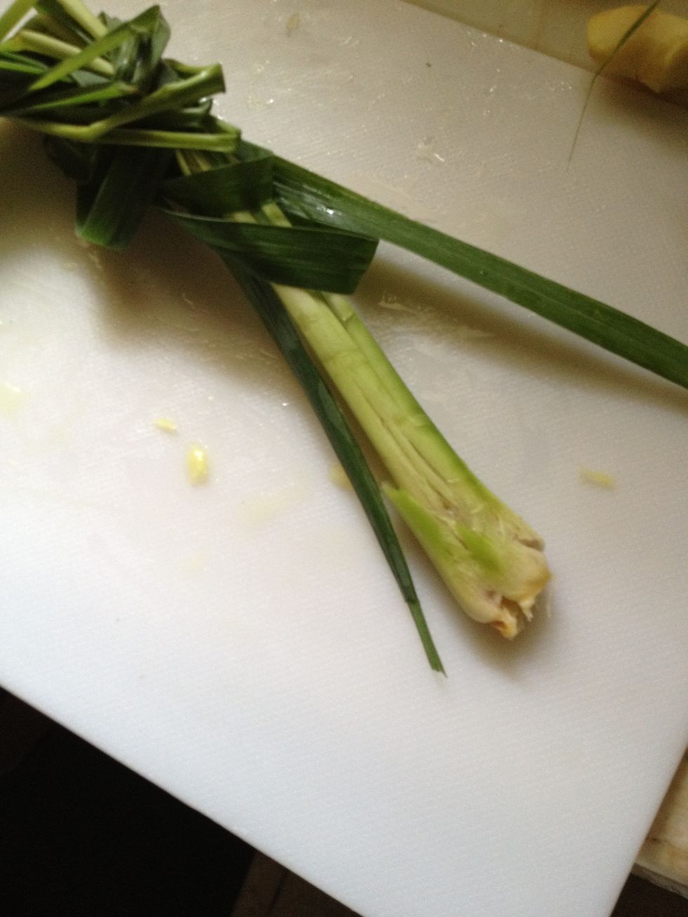 Crush lemongrass bulb