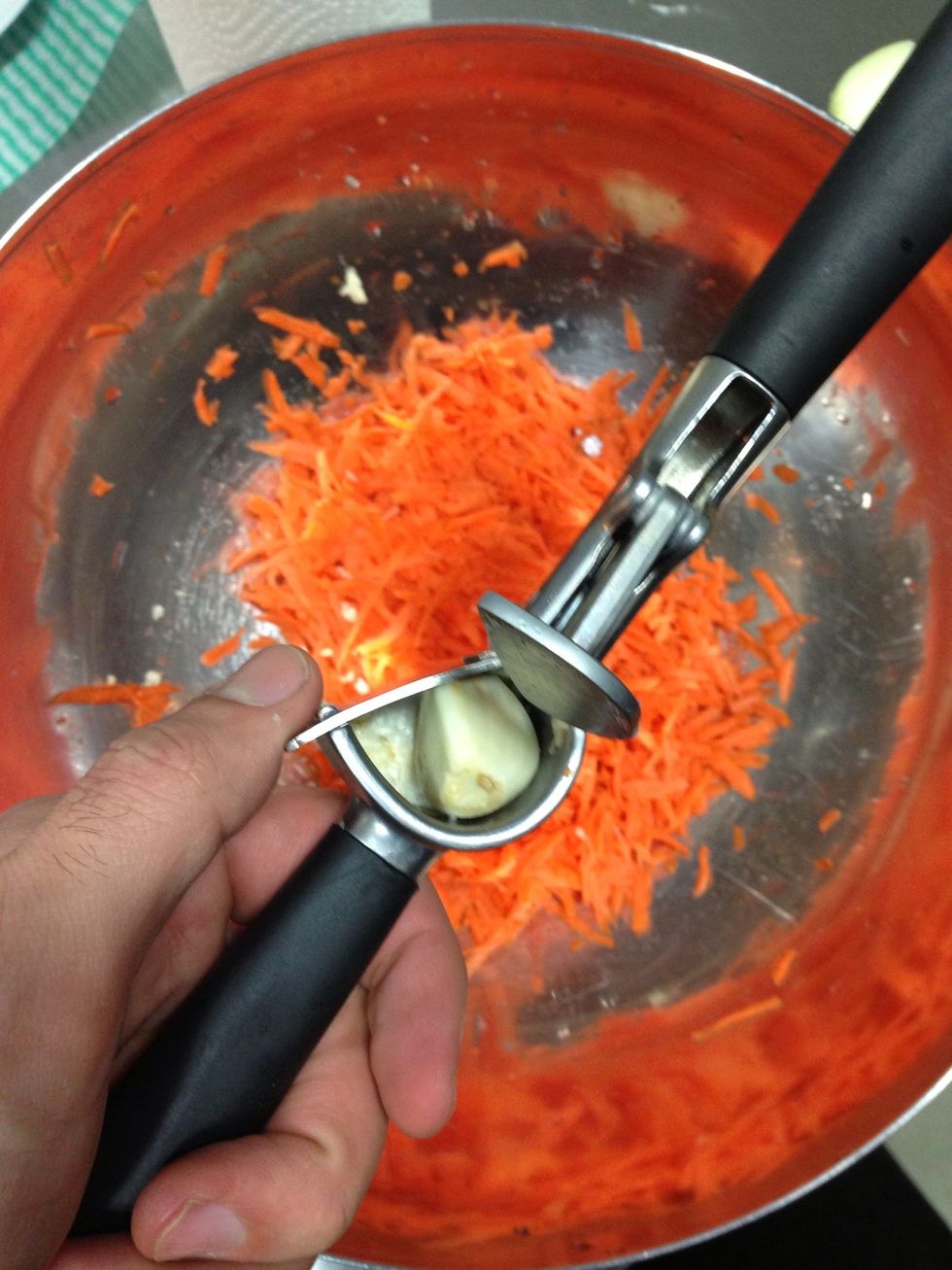 Crush the garlic and mix with carrot