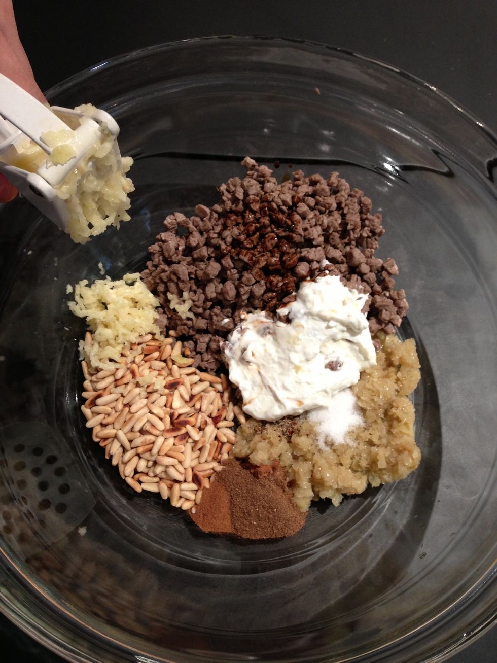 Crush the garlic. Mix