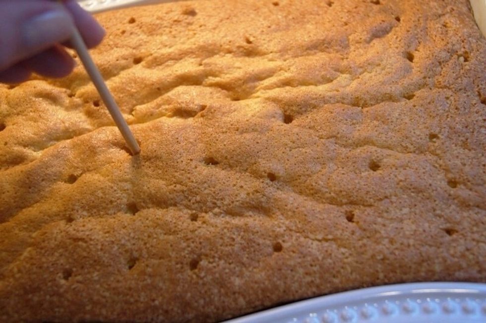 Cuando esta completamente frio, haga huecos en el pastel con un palio.