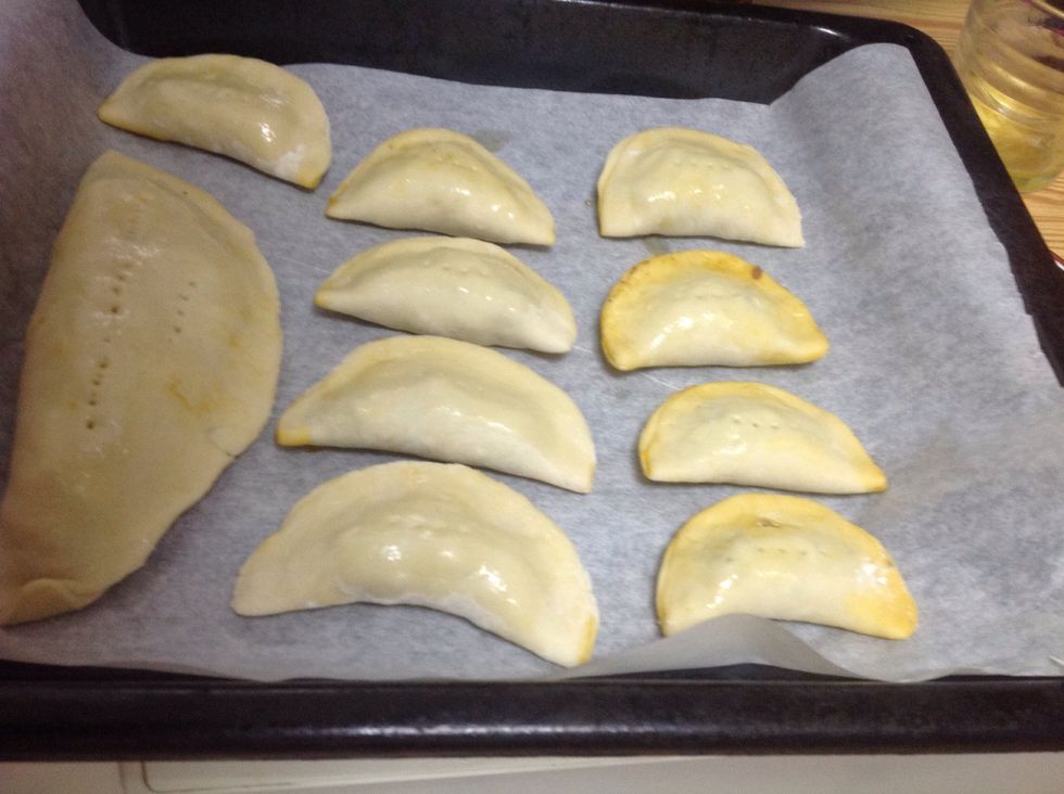 Cuando esten rellenas la ponemos en la bandeja las embadurnamos con mantequilla,y le hacemos peque\u00f1os boquetes con el tenedor. Lo metemos en el horno a unos 200 grados asta que esten doradas.