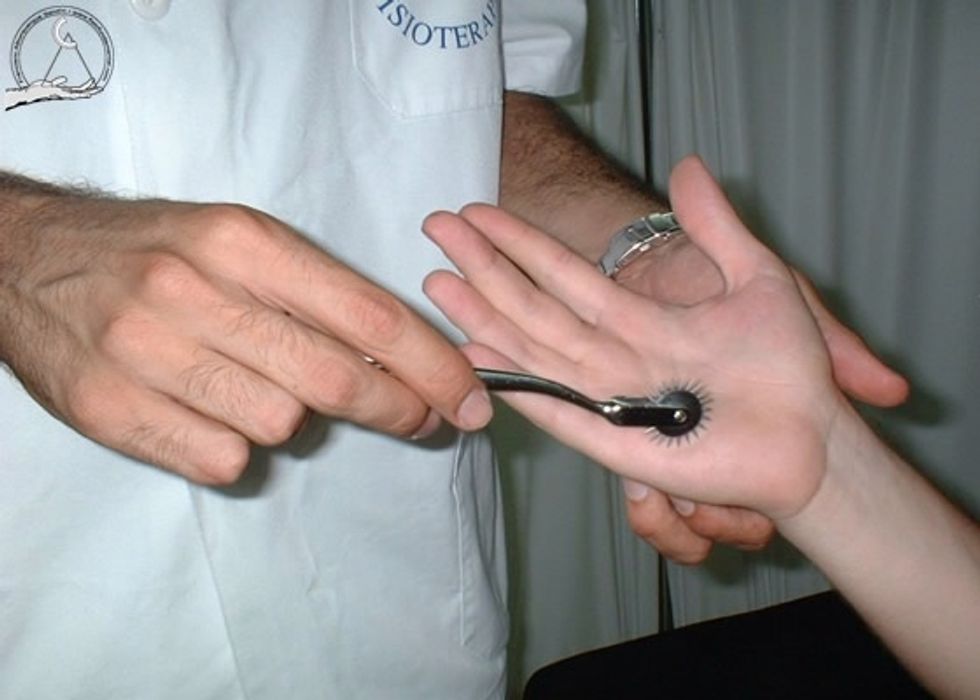 Cuando se exploren sensibilidades comparar zonas dista les de miembros con pr\u00f3ximales, dispersar est\u00edmulos para evaluar con mayor detalle dermatomas y nervios perif\u00e9ricos principales.