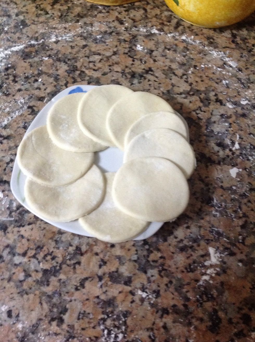 Cuando tengamos los circulos los rellenamos con la masa