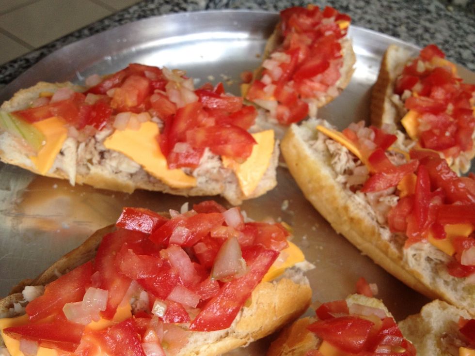 Cubra com a mistura de tomate e cebola. Salpique sal e pimenta e leve ao forno.