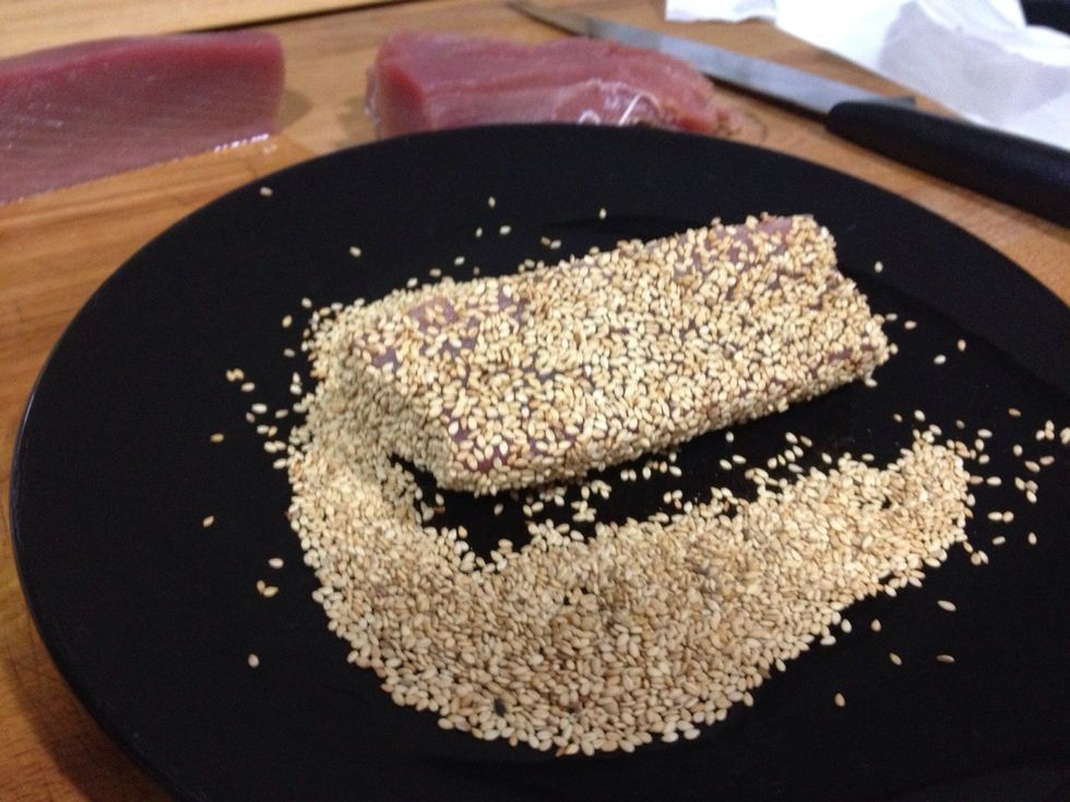Cubre cada lado del pescado con el s\u00e9samo.