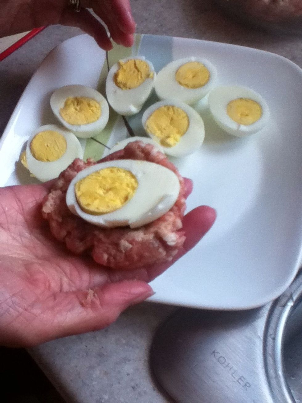 Cubre Los huevos con la carne picada