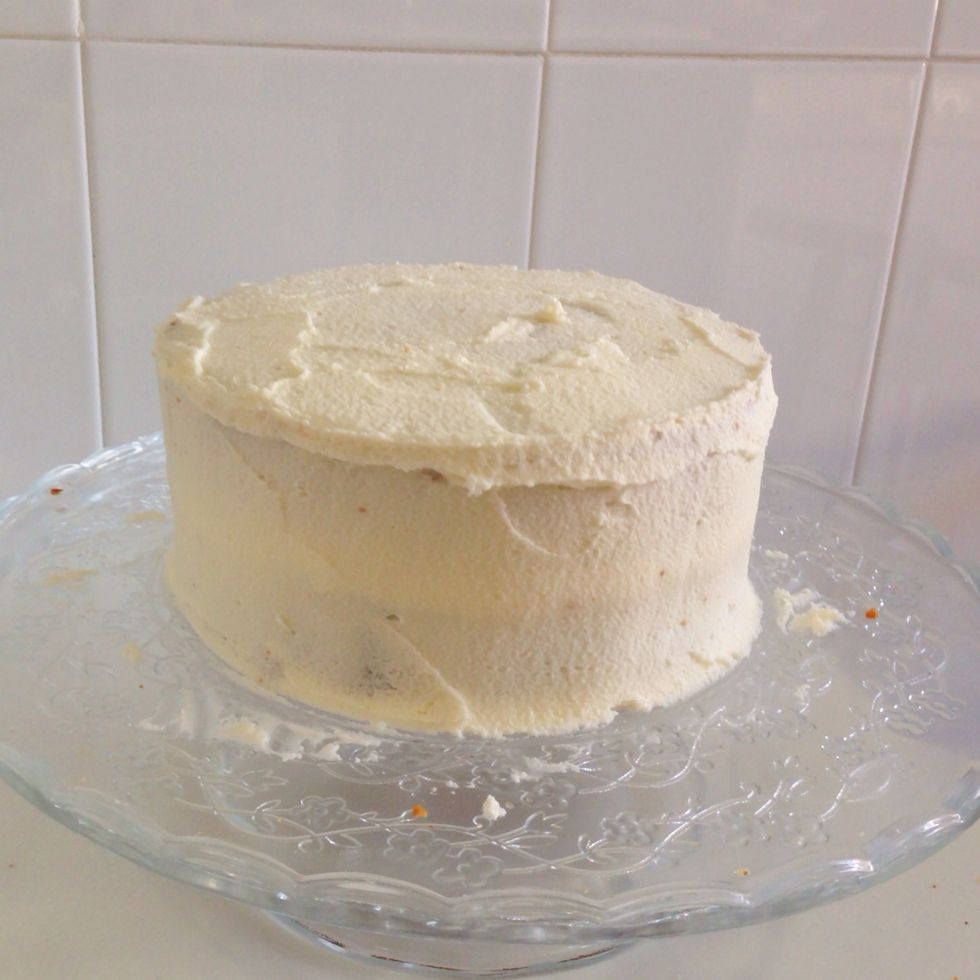 Cubrir con una capa de buttercream(misma cantidad de mantequilla que de icing sugar) que haga de "atrapamiga".