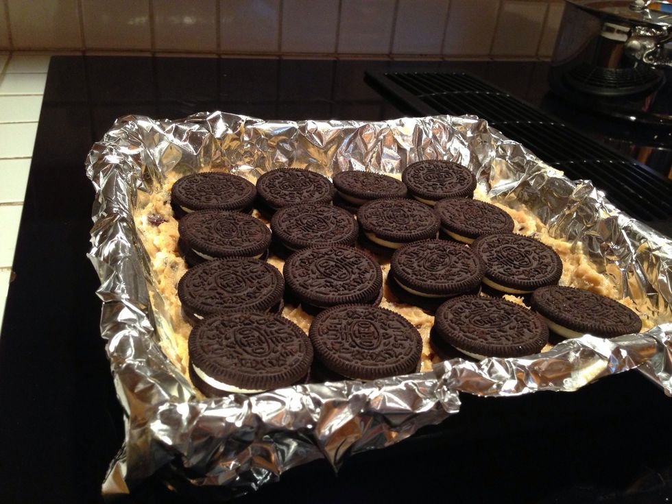 Cubrir la masa con Oreos. No usar Oreos rotas para esta etapa.