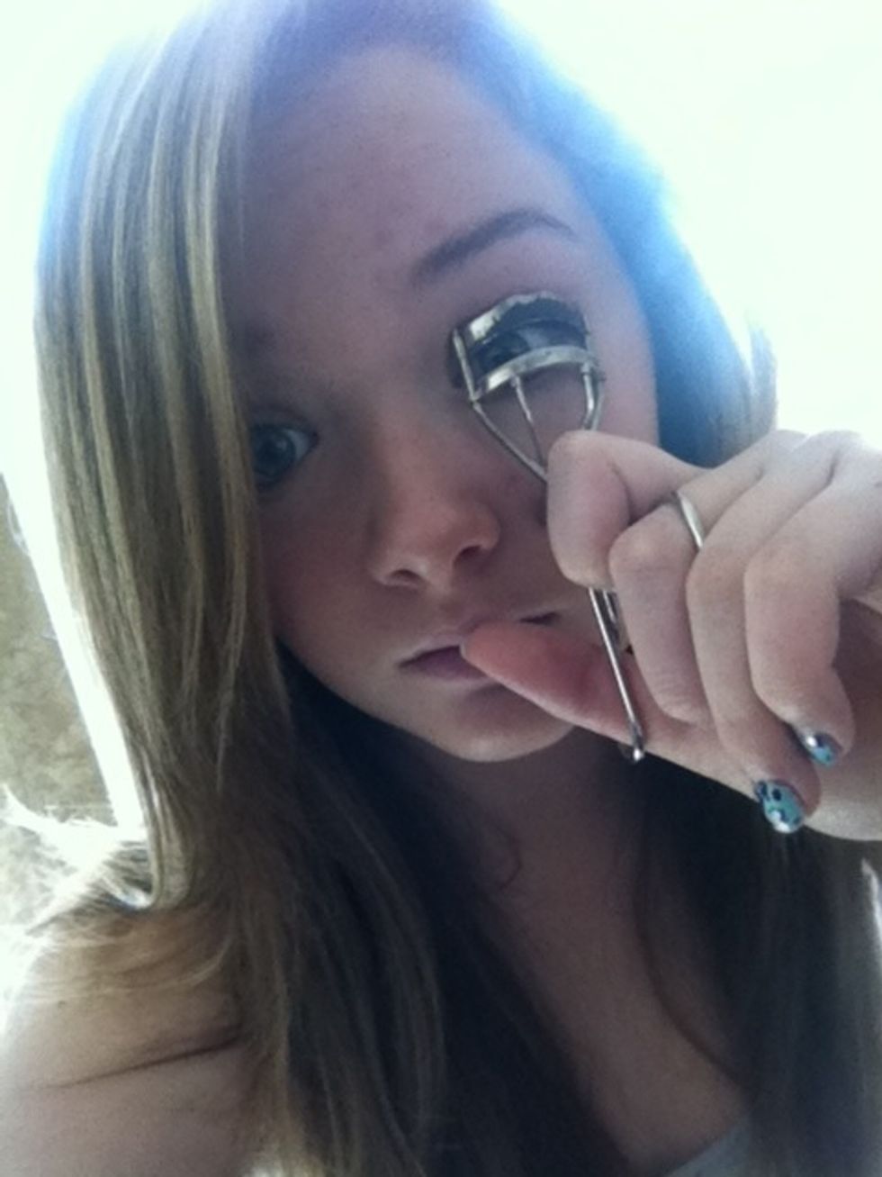 Curl both your lashes with an eyelash curler (optional)