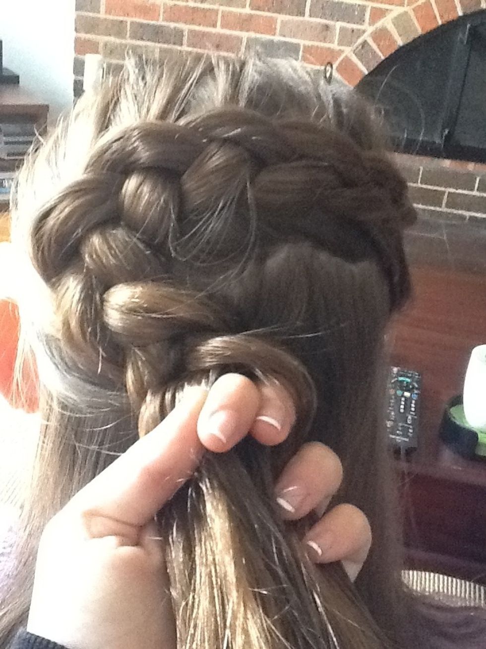 Curve in half keep Dutch braiding