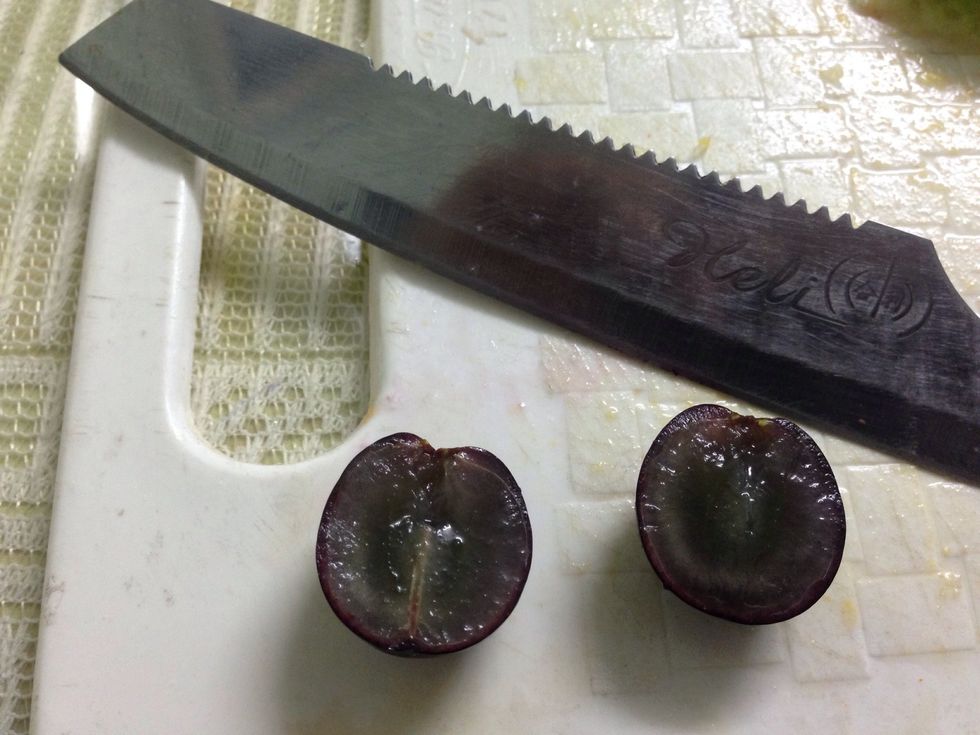 Cut 1 grape into 2.