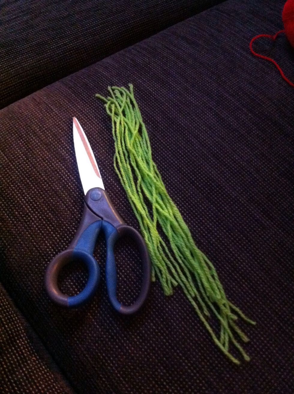 Cut 15-20cm lengths of wool, the amount depends on the number of spaced between nails. The length doesn't have to be exact.