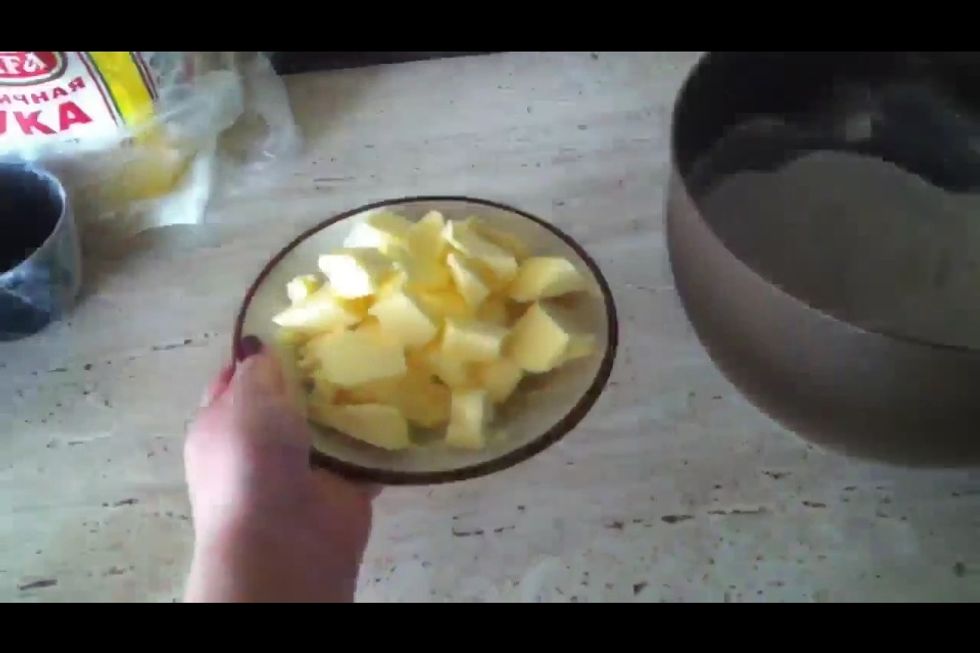 Cut 150 g of cold butter