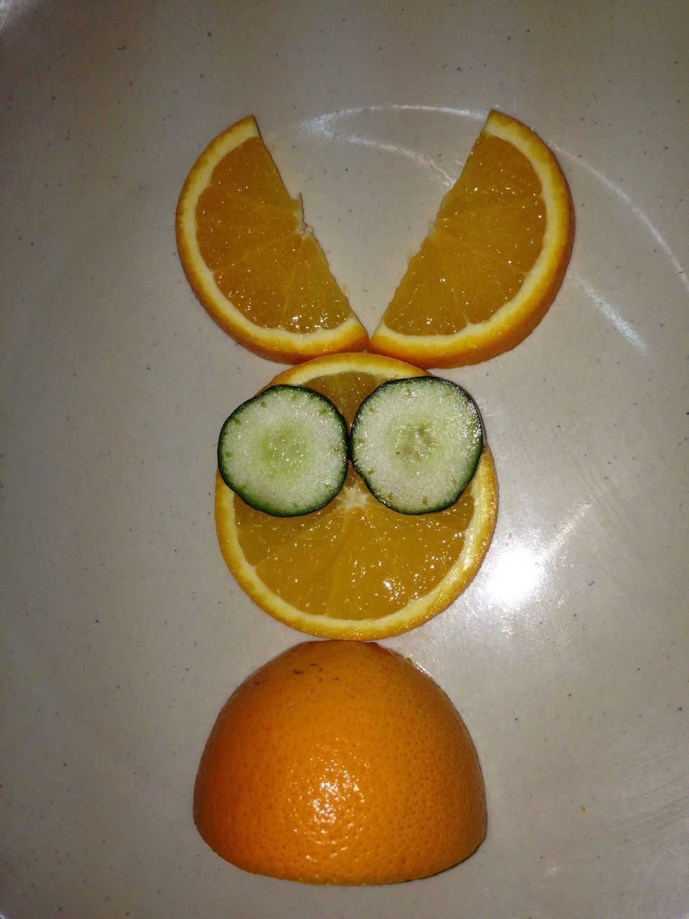 Cut 2 thin slices of zucchini to make its eyes (the base).