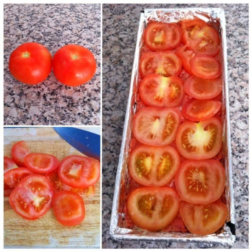 Cut 2 tomatoes into slices and then lay this on the minced meat. Remember to press the tomatoes a little bit into the meat.