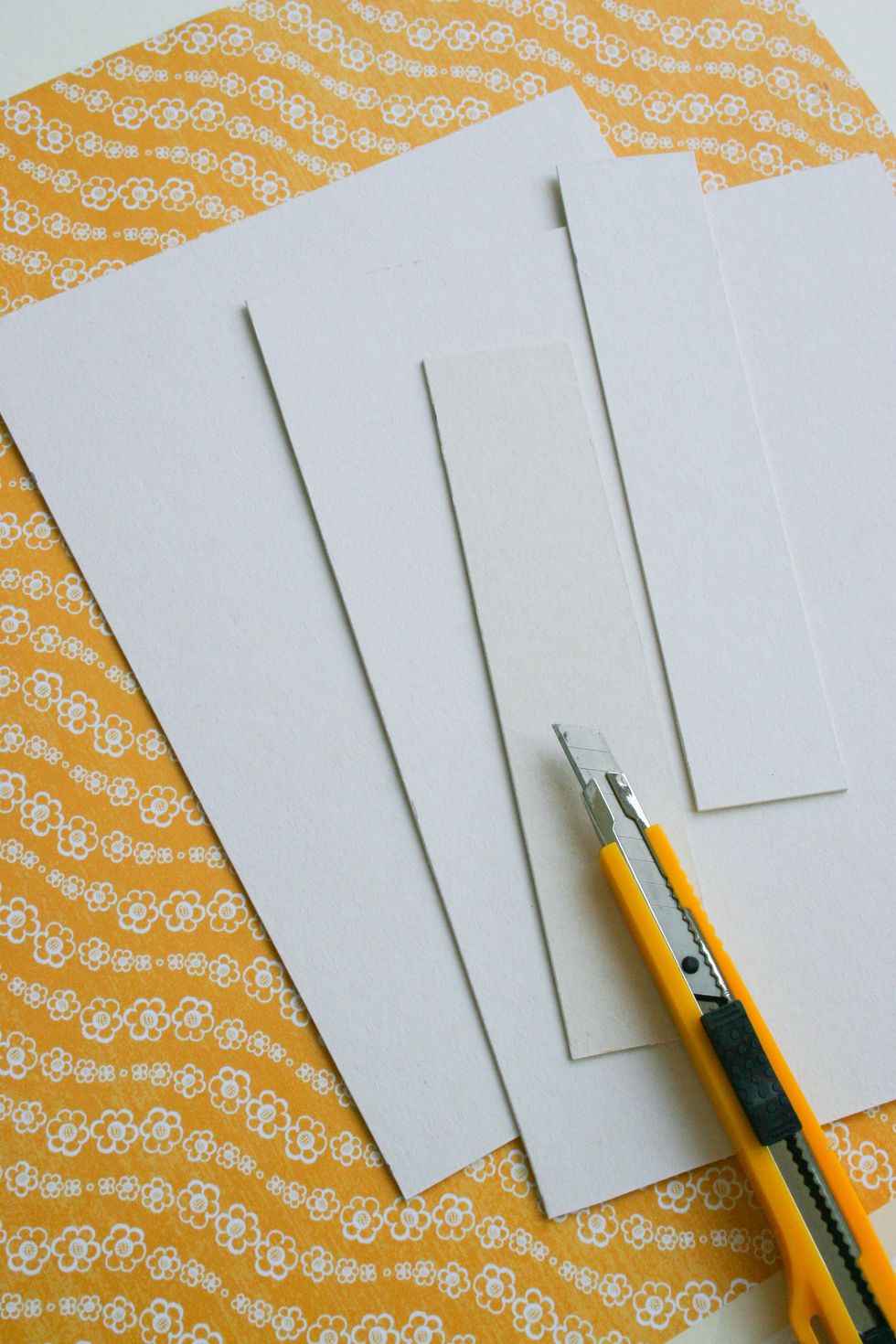 Cut 5 parts out of cardboard: 2 pieces 3.5 / 15.5 cm, 2 pieces 15.5 / 21cm, 1 piece 8 / 15.5 cm
