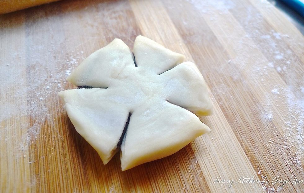 Cut 5 "petals" on the dough.