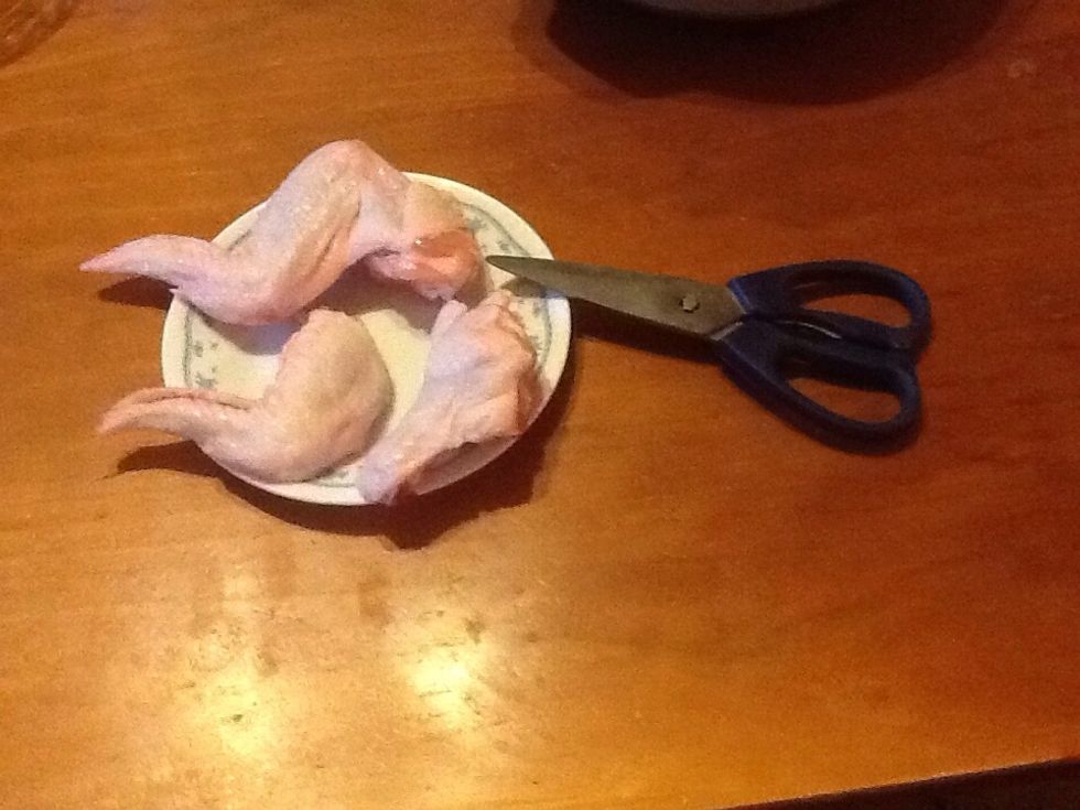 Cut 6 chicken wings into 2 pieces