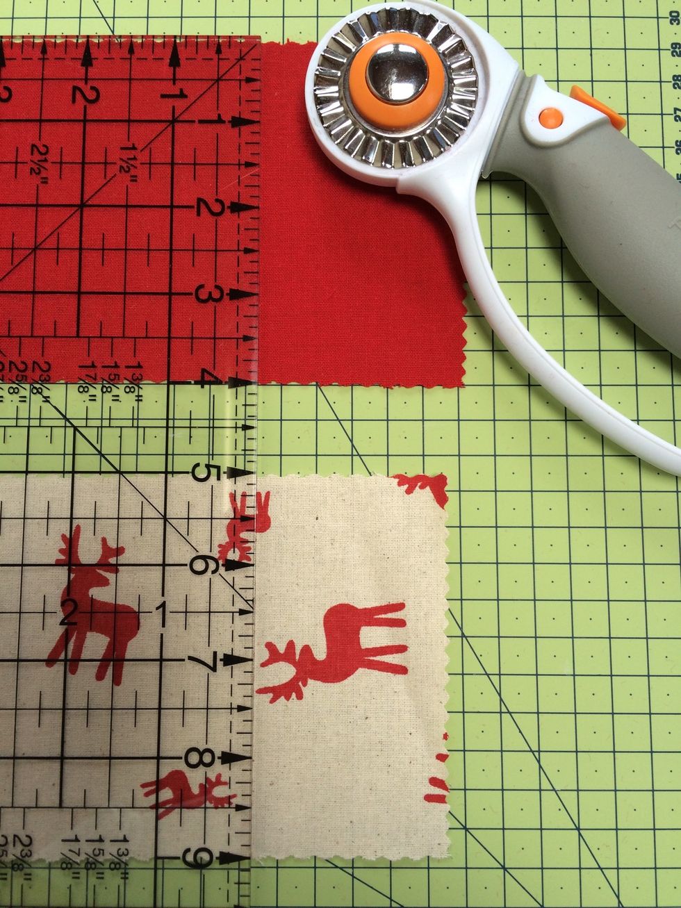 Cut 7 strips of 4 inches from contrast fabric and cut 5 strips of 4 inches from the plain fabric