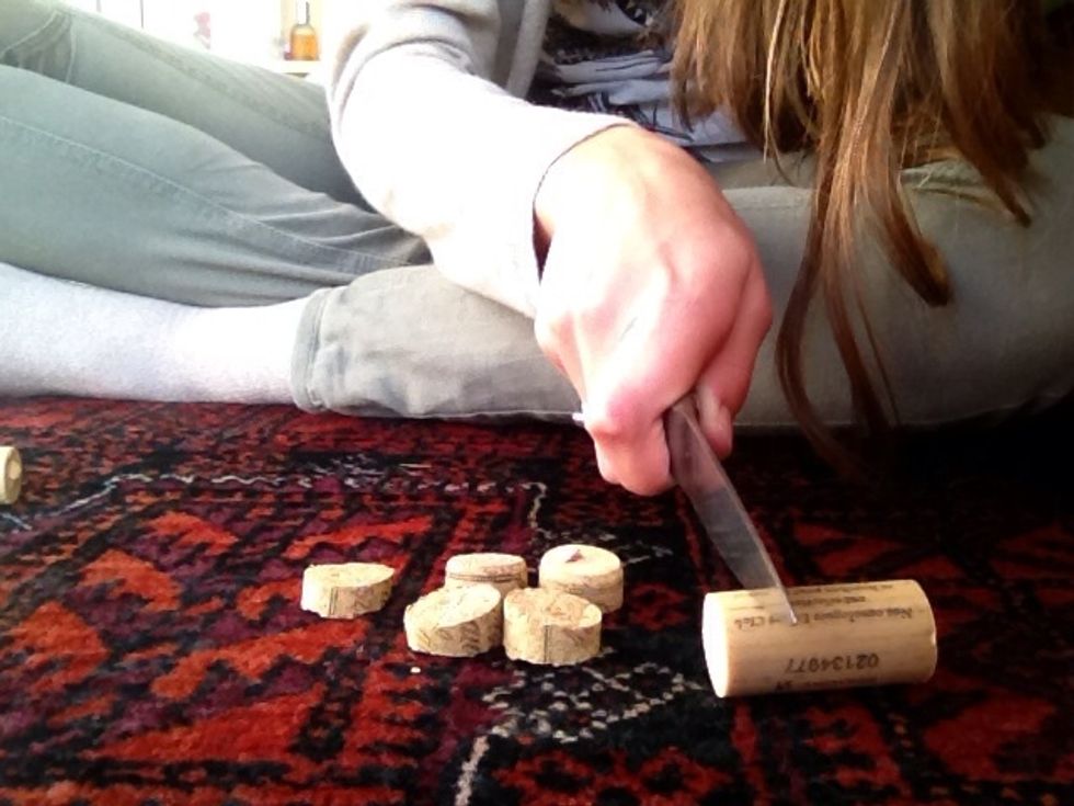 Cut 8 or 6 slices per cork.