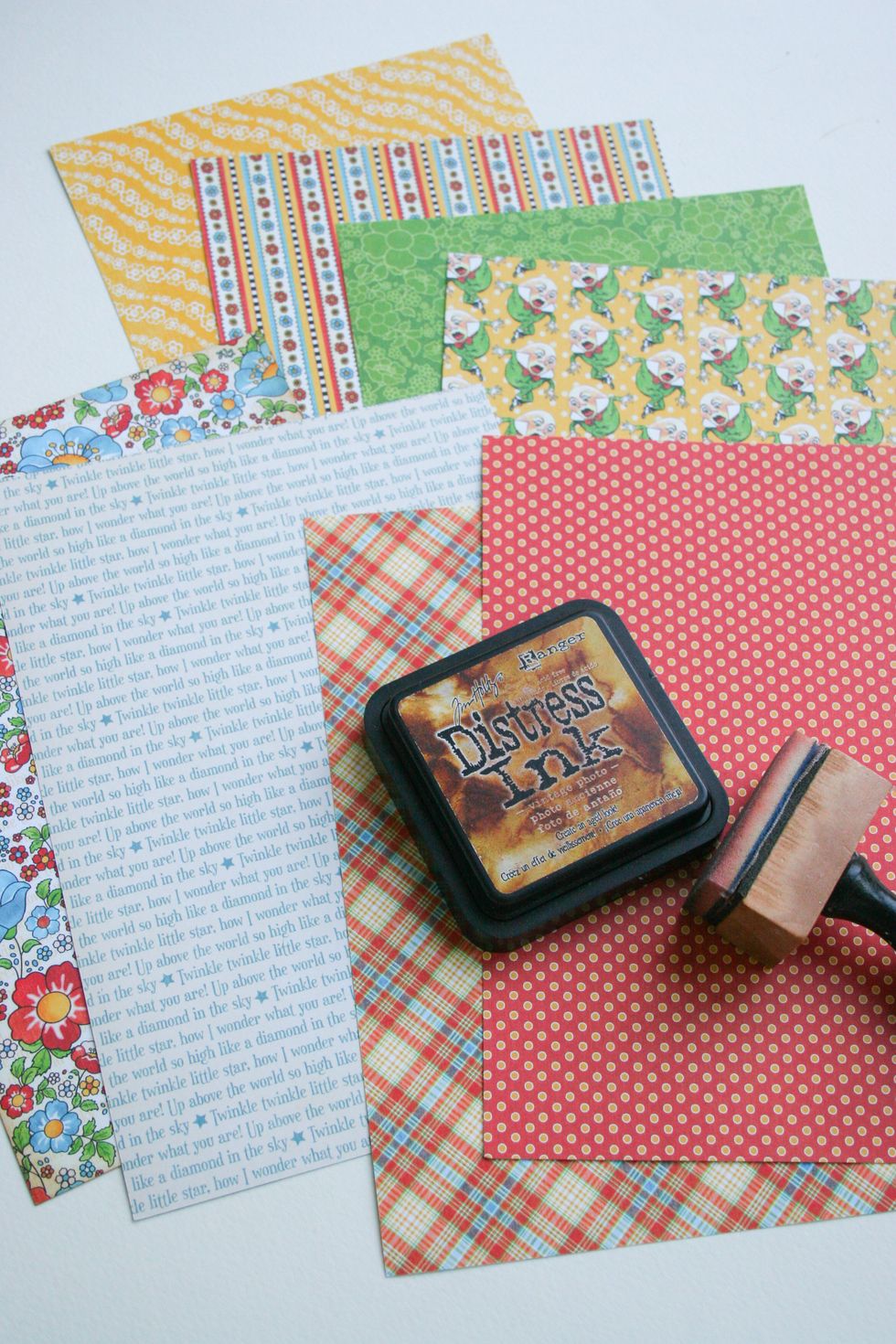 Cut 8 sheets of 14.5 / 20 cm. Tint the edges of paper sheets with Distress Ink.