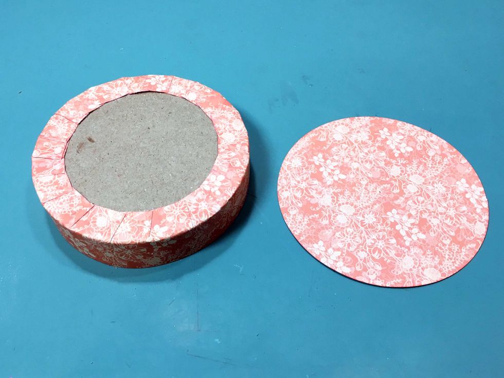 Cut a 4" circle from the B side of Portrait of a Lady. Note: I find that the boxes can differ a tiny bit in circumference so i suggest you 1st cut sample circles & check for fit before final cut.