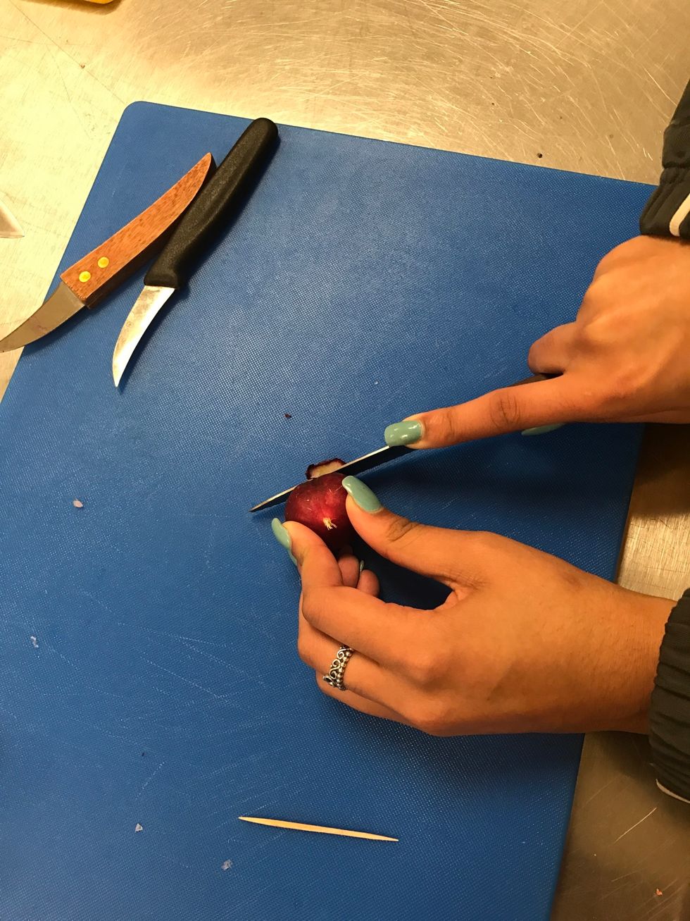 Cut a base for the radish