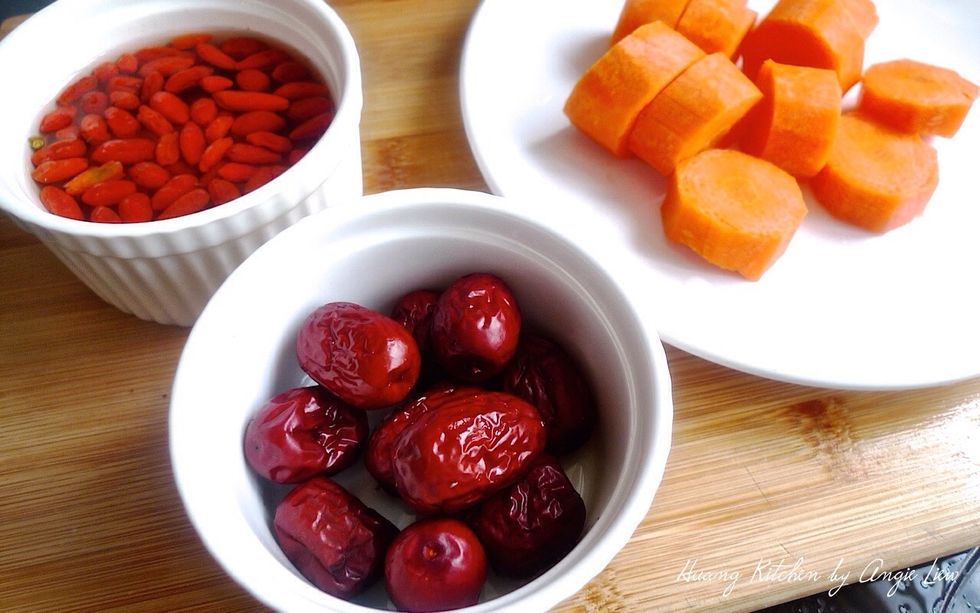 Cut a carrot into 1 inch thick rings, soaked wolfberries in water till fluffy and wash some pitted red dates.