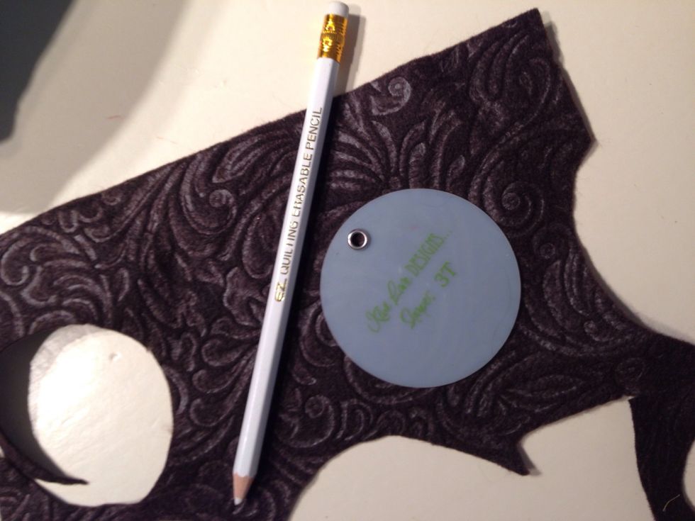 Cut a circle out of felt of your choice. I used template Tiny Shapes 3T to make it easier. The perfect circle size!