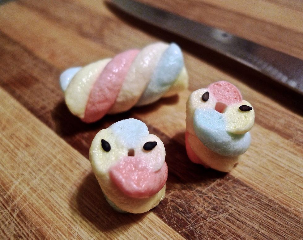 Cut a colourful marshmallow crosswise into 2 parts. Add sesame seeds for the eyes and they make a pair of cute, adorable baby birds.