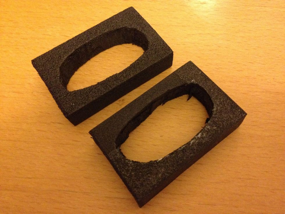 Cut a hole that fits the shape and size of the lenses in the foam. If the foam is thick enough, one piece is enough. If not, make more pieces. How to decide on thickness?