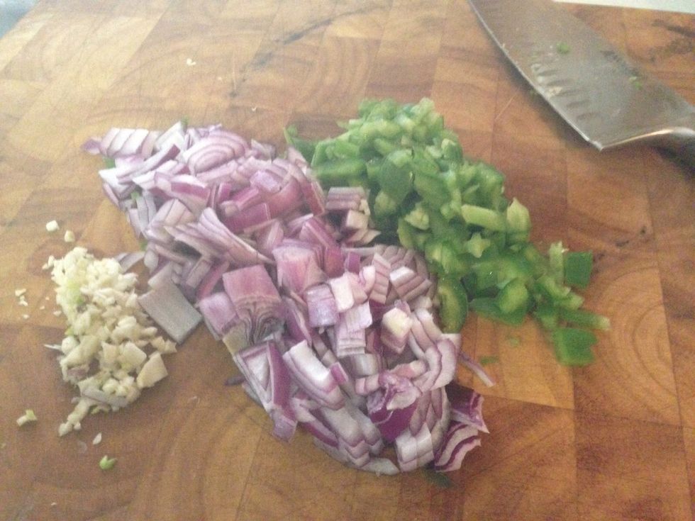 Cut a large dice of 1/2 of a green bell pepper, 1/2 of a red onion and 2 cloves of garlic.