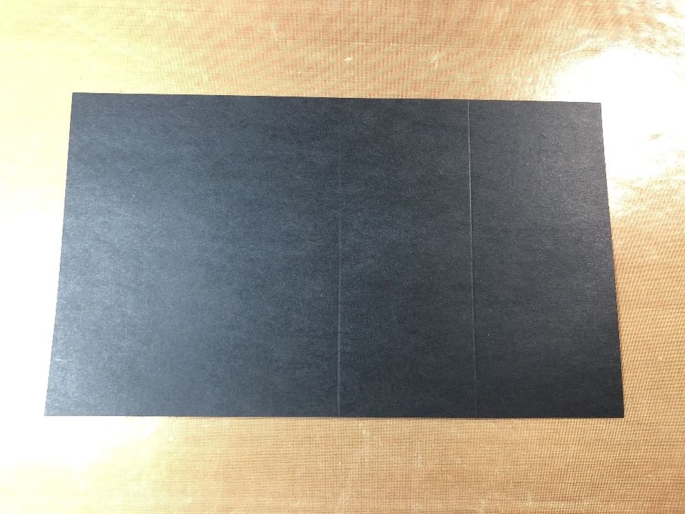 Cut a piece of cardstock of 16.6 x 29.7 cm (6 1/2 x 11 3/4"). Score at 14.3 cm (5 5/8") and at 22 cm (8 5/8").