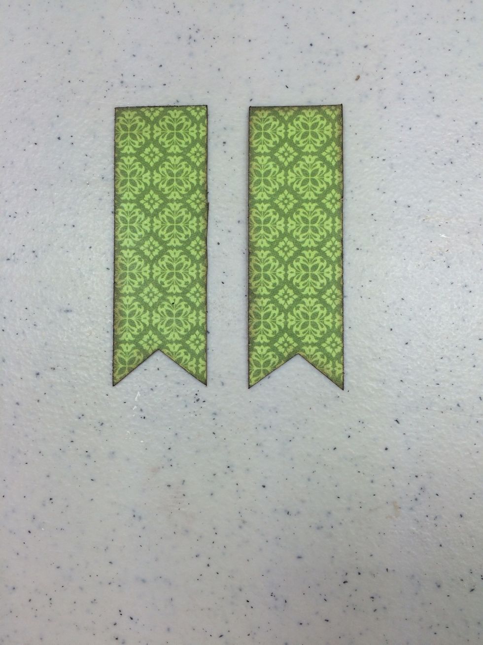 Cut a v-notch off the two strips on the green side from Step 25. Ink edges.